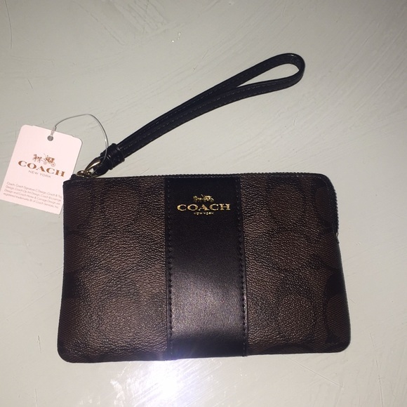 Coach Handbags - HP 🎉🎉 NWT coach signature wristlet